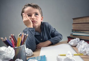 Mangelnde Konzentration bei Kindern kann zu Frust führen
